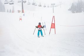 Kind fährt beim Familienskitag am 21. Jänner 2018 Ski