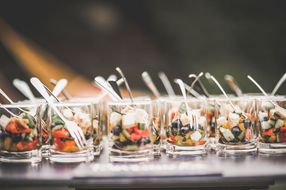Kleine Salate in Gläsern stehen für die Gäste des Sommerausklangs an der Donau-Universtität Krems bereit