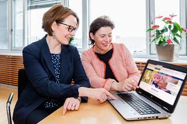 Zwei Damen besuchen die Website von NÖ Familienland.