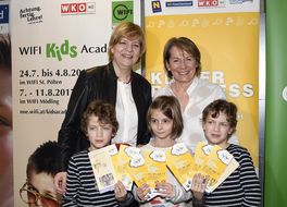 Drei Kinder und eine Frau lächeln bei der 3. Kinder Business Week in NÖ mit Landesrätin Schwarz in die Kamera