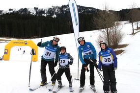 Vier Skifahrer lachen bei den Familienskitagen 2017 in die Kamera