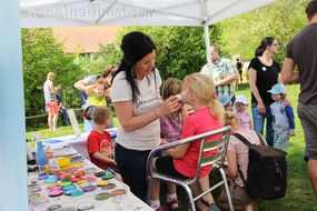 Mädchen wird geschminkt beim Familienfest Donau-Auen