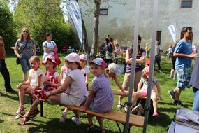 Kinder lächeln in die Kamera beim Familienfest Donau-Auen