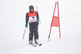 Mann fährt beim Familienskitag am 21. Jänner 2018 Ski