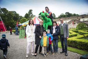 Gruppenfoto mit Landesrätin Schwarz beim NÖ Familienfest auf der Schallaburg 2017