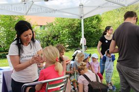 Kinder werden geschminkt beim Familienfest Donau-Auen