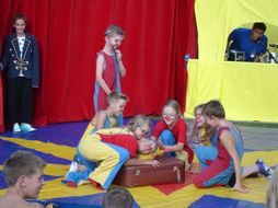 Verkleidete Kinder spielen das von ihnen einstudierte Zirkusstück