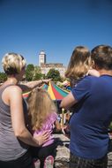 Familie bestaunt die Schallaburg beim NÖ Familienfest auf der Schallaburg 2018