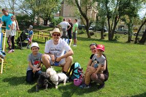 Familie und zwei Hunde beim Familienfest Donau-Auen