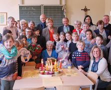Gruppenfoto bei "Mittendrin im Leben" mit Seniorinnen und Senioren sowie Kindern. 