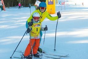 Frau und Kind fahren bei den Familienskitagen 2017 Ski