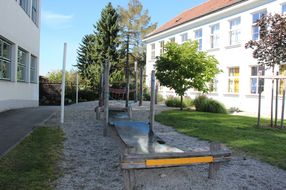 Volksschule in Böheimkirchen bei strahlendem Sonnenschein