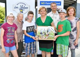 Familie Pichler bekommt beim Generationenfoto-Wettbewerb ein Porträt übergeben