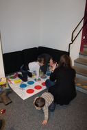 Dame fotografiert Kinder beim Twister-Spielen beim 13. NÖ Spielefest auf der Schallaburg