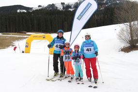 Vier Skiliebhaber posen bei den Familienskitagen 2017 für die Kamera