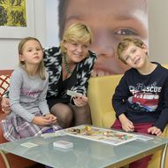 Landesrätin Schwarz spielt mit zwei Kindern beim NÖ Spielefest auf der Schallaburg