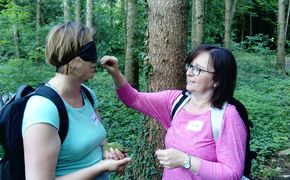 Zwei Freizeitpädagoginnen der NÖ Familienland GmbH bei den Praxisübungen im Wald